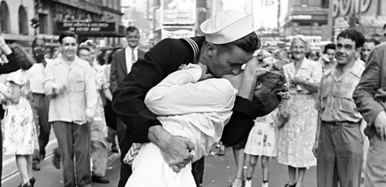 V-J Day in Times Square - Alfred Eisenstaedt